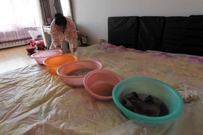 会同楼上漏水，住户失联，小区没物管，业主维权难！律师来支招……